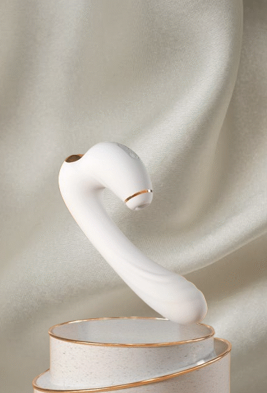 白色耳机与丝绸背景